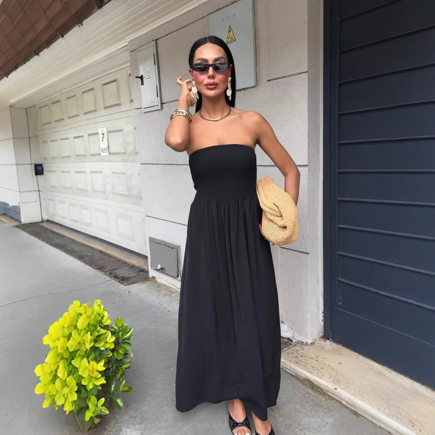 SolBliss – Axelbandslös smockad midiklänning