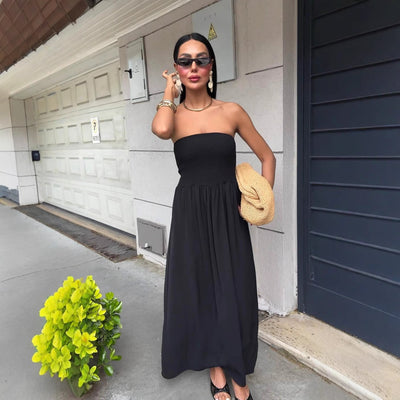 SolBliss – Axelbandslös smockad midiklänning