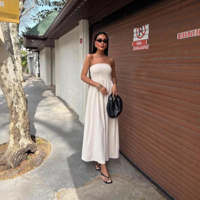 SolBliss – Axelbandslös smockad midiklänning